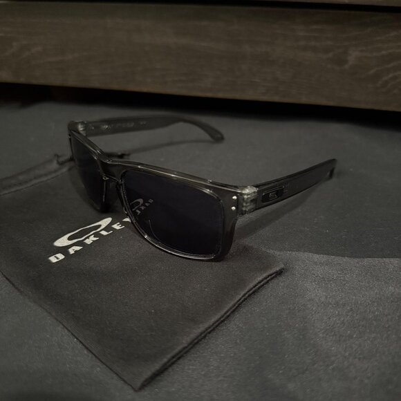 Oakley Holbrook Smoke Gray Polished Mens Sunglasses 9102 Black Lenses - Picture 2 of 8